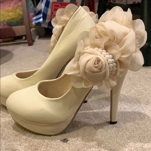 Platform white flower heels